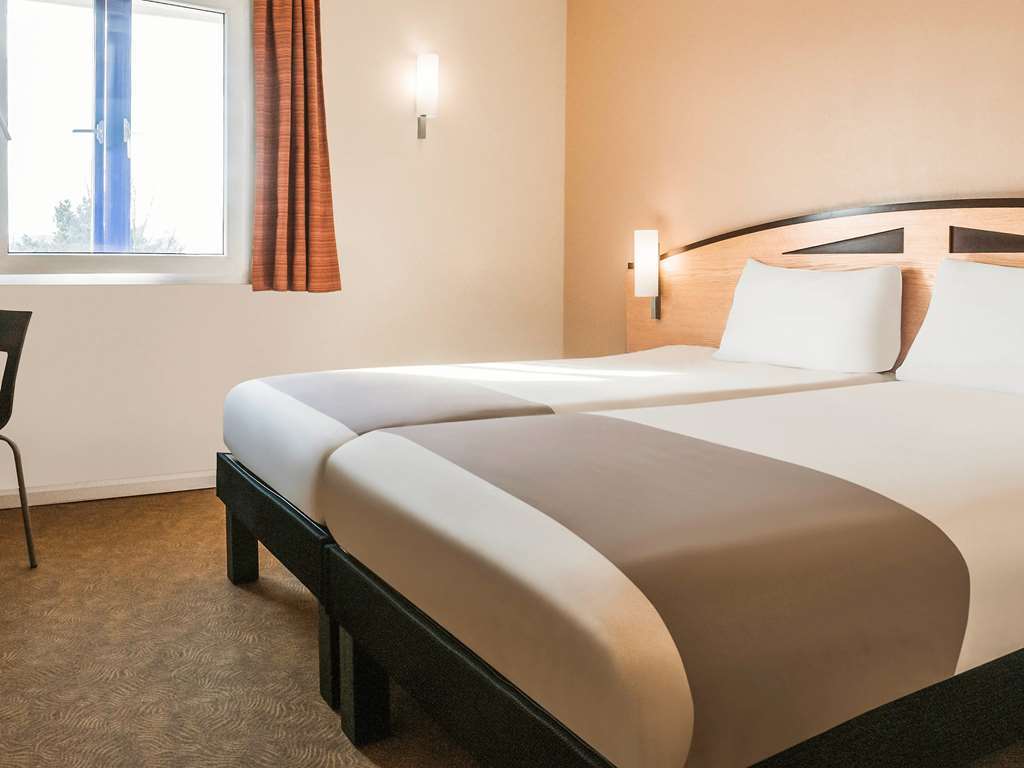 Ibis Cardiff Gate - International Business Park Hotel Стая снимка