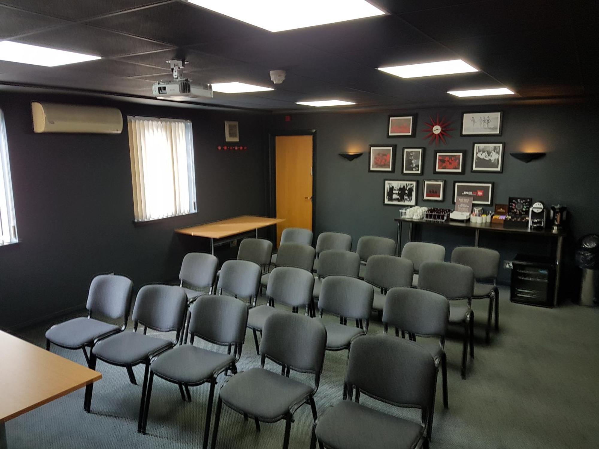 Ibis Cardiff Gate - International Business Park Hotel Екстериор снимка
