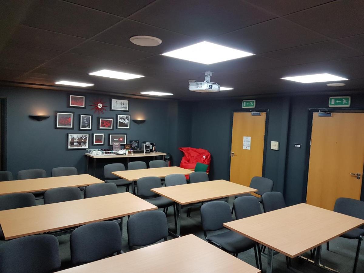 Ibis Cardiff Gate - International Business Park Hotel Екстериор снимка